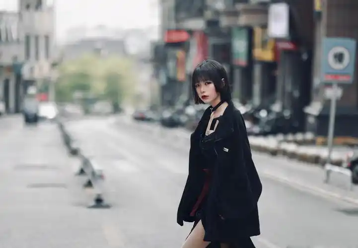 ins性冷淡风街拍我试着把孤独藏进心里佳能eosr5适马8514