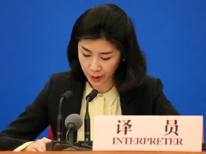 外交部美女翻译张璐自从三年前接棒成为温总理两会答记者会的御用翻译
