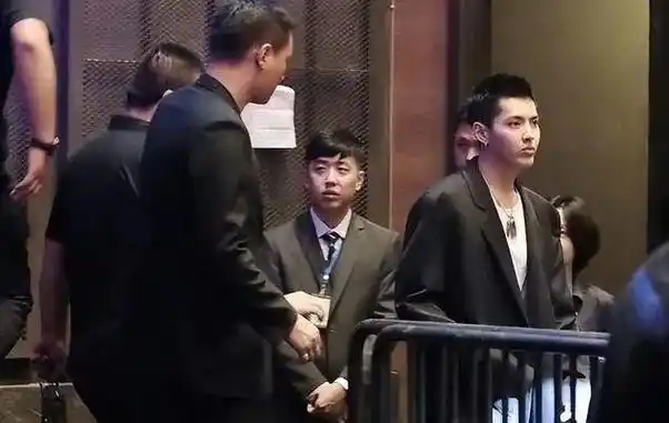 曝吴亦凡近况打篮球做手工十几个人住一起等待二审结果