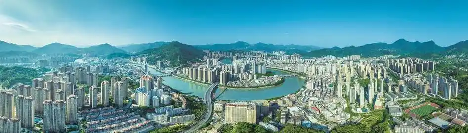 青山环抱,溪水环绕的安溪县城. 谢旭东 摄