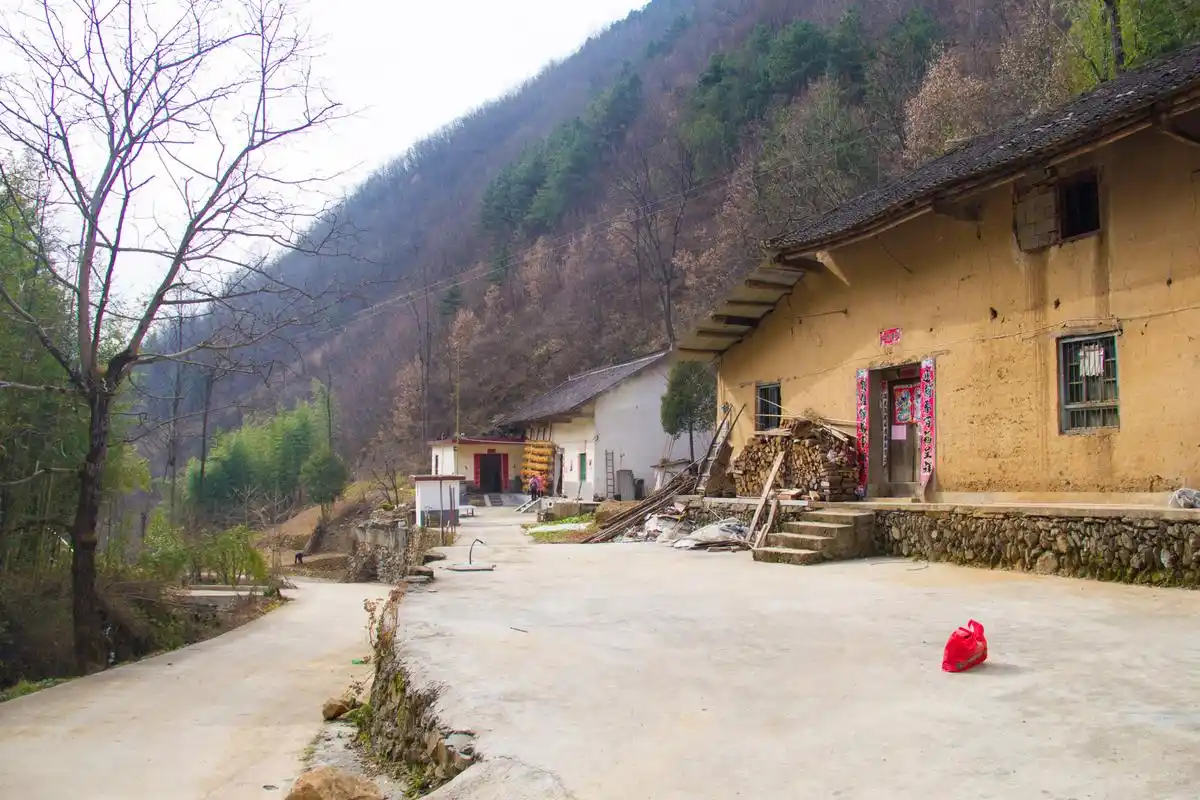 素面朝天,秦岭山里的老房子还停留在几十年前,保留着时光的印迹