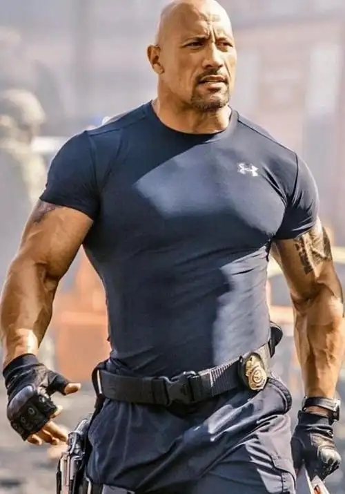 领略"巨石"强森的健身风采,舔舐伤口不辍锻炼,这动作太霸气!