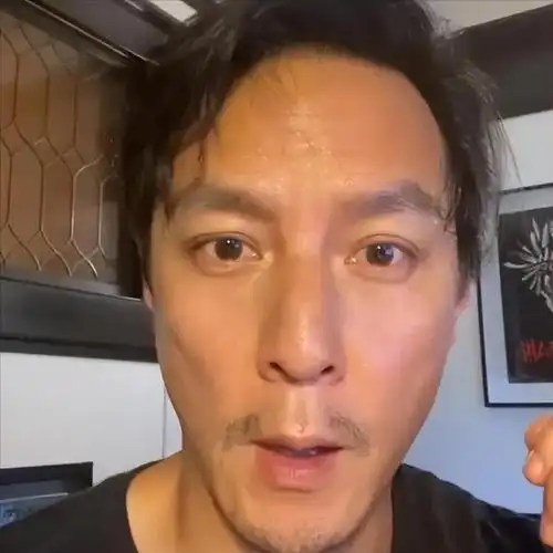 吴彦祖老到认不出48岁的年纪看着像60岁一脸褶子发际线堪忧