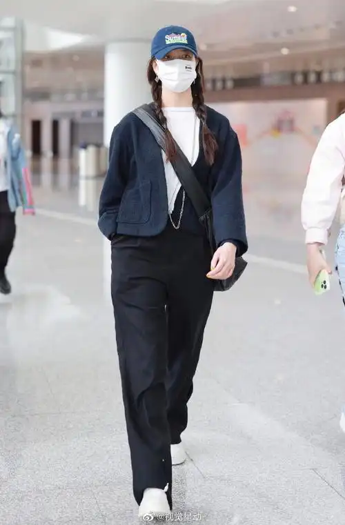 宋妍霏超话#机场直击#0414北京到达7615今日,@cecilia宋妍霏一身