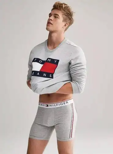 曾今作为calvin klein内裤代言人的mitchell,现在穿上了各家牌子的