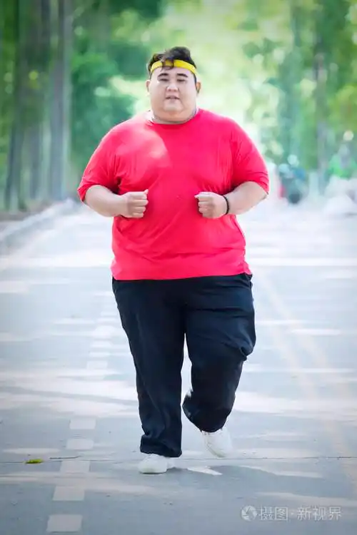 微笑的胖子秋天穿运动服