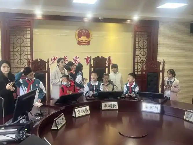 走到法院打卡去