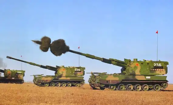 解放军重型plz-05式自行榴弹炮部队进行远程实弹打击演练