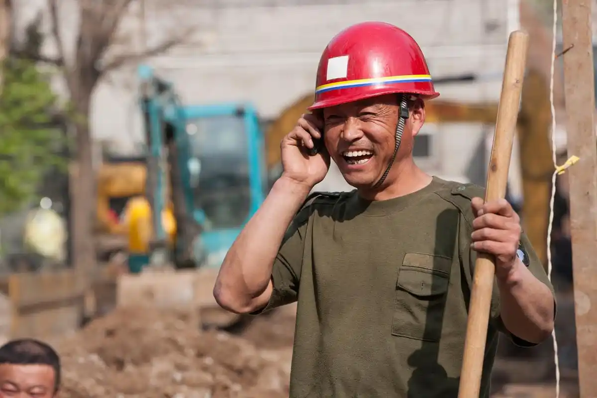 2,几十块钱,能够让一个大男人扛着一桶水爬8层楼.