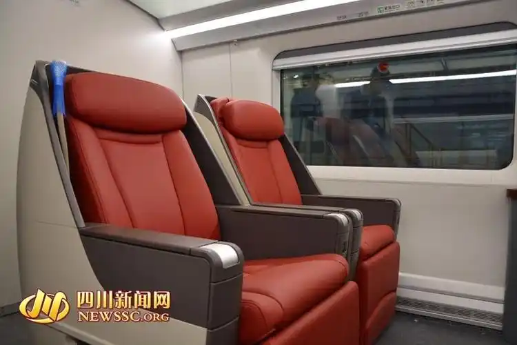 豪华洋气的商务座商务座可坐可卧的座椅商务座的每个座位都配备了小