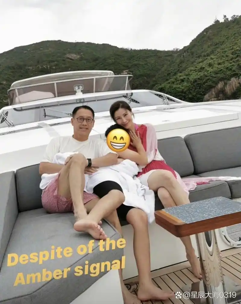 【李嘉欣晒夫妻合照庆结婚15周年】李嘉欣与富豪丈夫许晋亨结婚15年