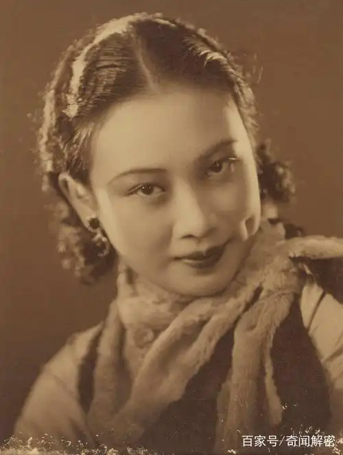 在上世纪三十年代的上海滩红极一时,她脸上那招牌式的酒涡,成了美女的