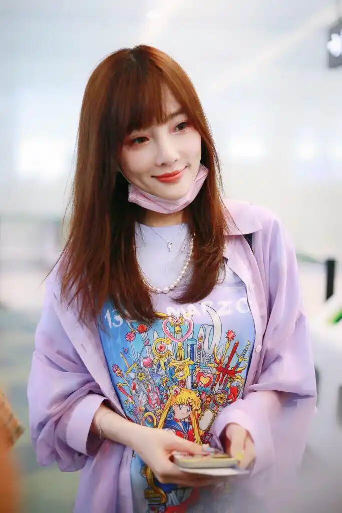 李小璐穿卫衣短裙拍写真,扎双马尾蜜桃唇,比划剪刀手少女感十足