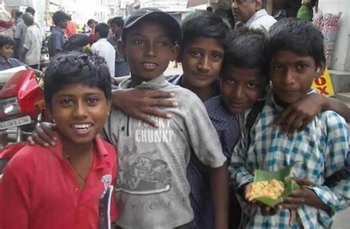 印度的达罗毗荼人不同于欧洲的欧罗巴人,他们长脸型,中等身材,卷发呈