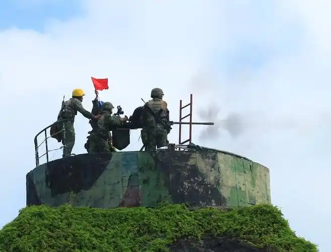 台湾地区自行研制的t86型120mm迫击炮,旁边的电话机实在是抢镜.