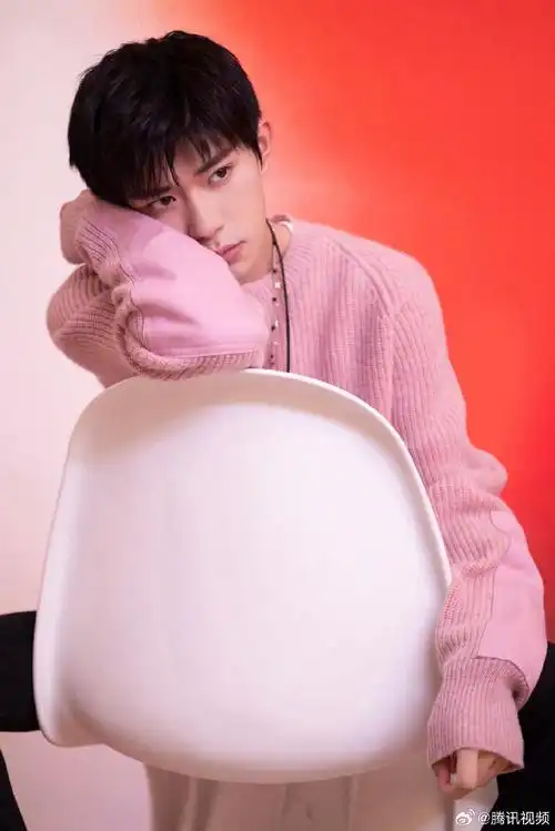 易烊千玺新歌微醺感##易烊千玺粉色毛衣生日写真