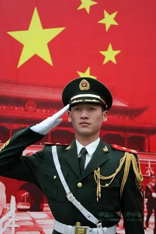 中国第一升旗手,11年升旗6200次无一失误,退伍后却拒绝百万年薪