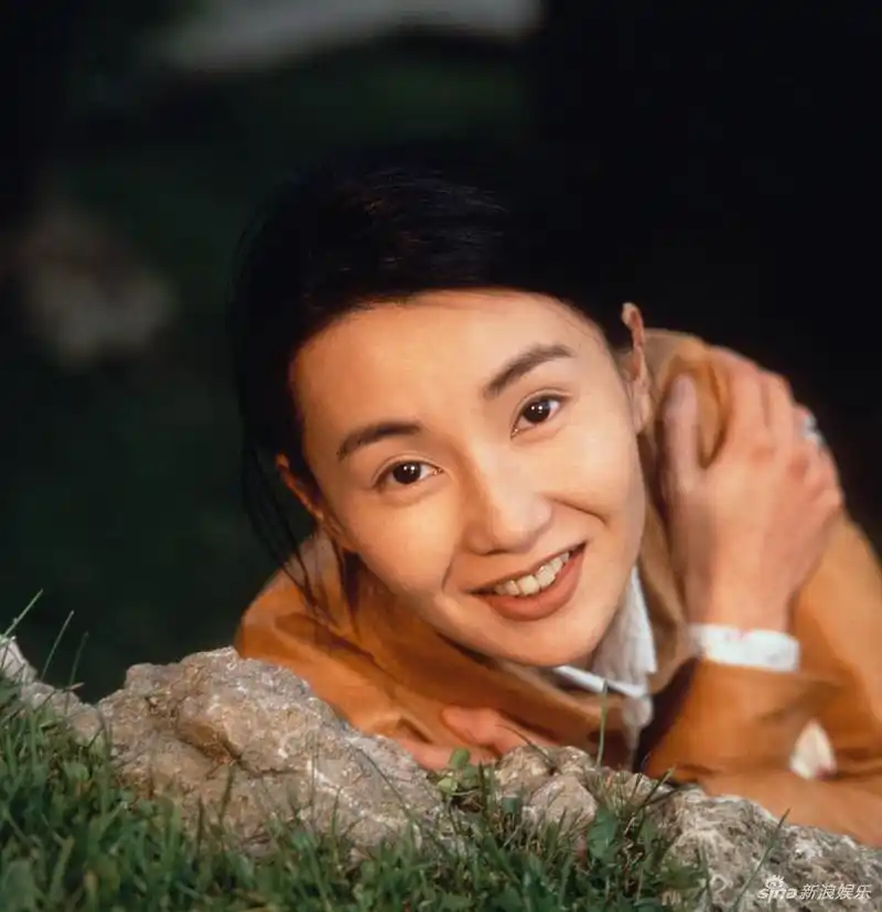 张曼玉25年前戛纳旧照曝光 趴草地上微笑眼神清澈