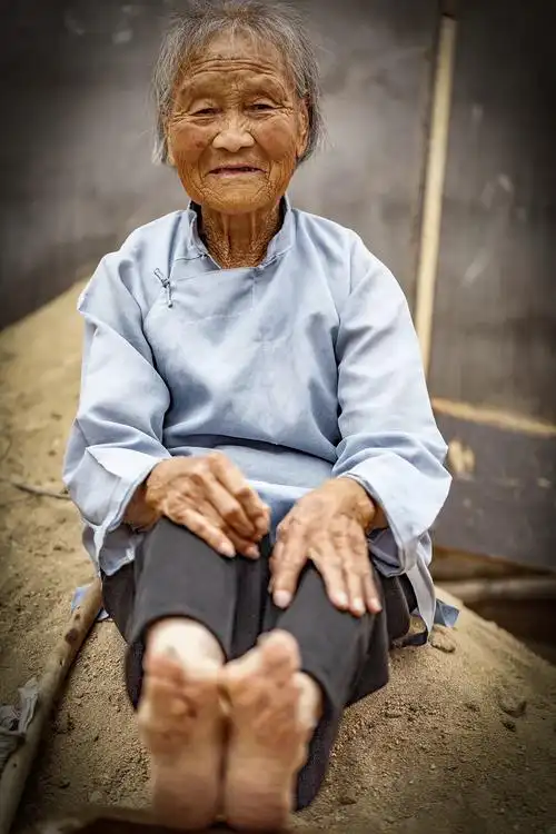 大山深处沂蒙山最后的小脚老太太她们无声诉说着女性的血泪史