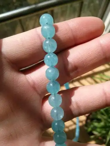 海蓝宝项链入门请教一百颗珠子个别上面有黑色杂质个别