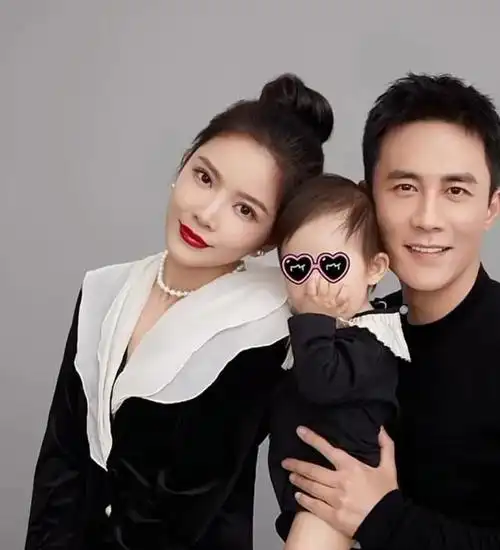 杜淳一家三口拍全家福女儿继承高颜值像童星娇妻打扮得像名媛