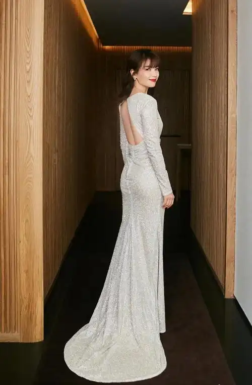 裙子下半身的修身设计正好展现了她丰满的臀部,留着中长发的刘涛自信