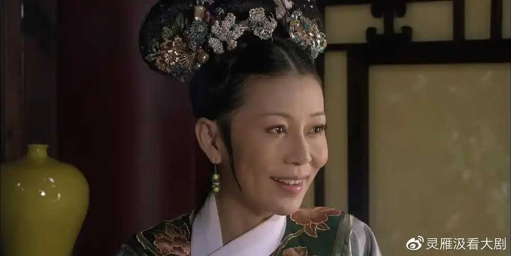 甄嬛传齐妃的旗头发饰确实是有点寒酸了
