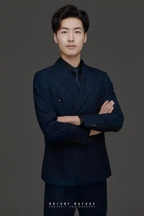 专业的妆容以及服装配饰,比证件照更职业,比形象照更个性,为自己的