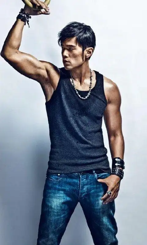 周杰伦秀肌肉帅气手机桌面壁纸