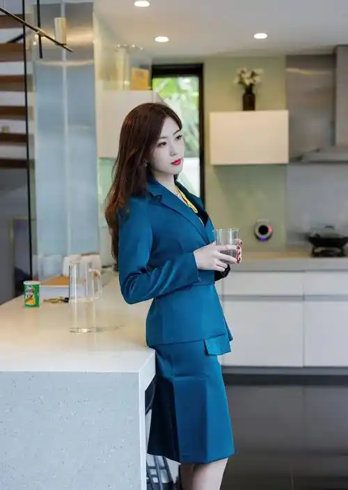 身穿时尚西服套装,高级感十足,散发着职场白领范儿_姐姐_职业装_西装