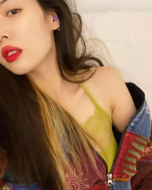 泫雅ins更新:随性自拍慵懒性感 爱了爱了!