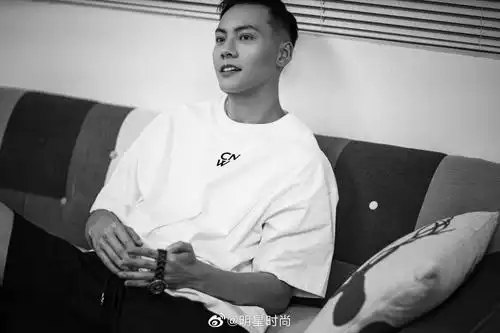 陈伟霆黑白写真大片来袭,黑白色调穿搭简约帅气,带表姿势超a