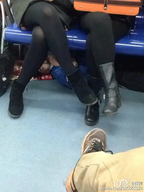 北京地铁二号线的猥琐男摸女生大腿新境界