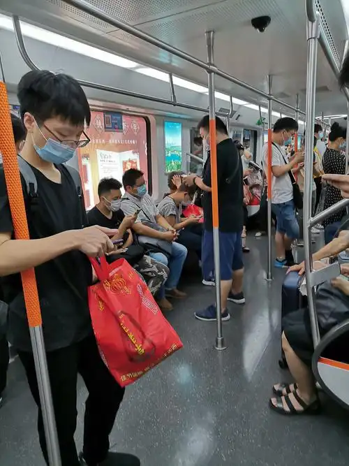 早上7点出门,7:10分己上7号地铁,人々都很自觉,戴口罩己成常态.