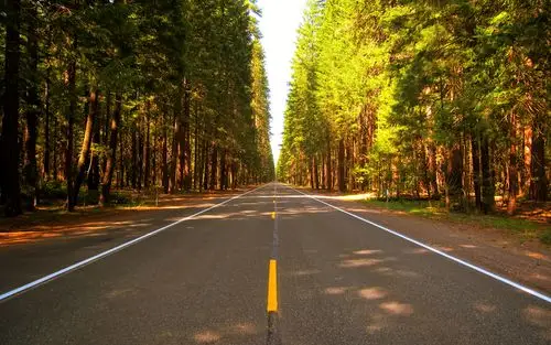 平坦宽阔的公路风景桌面壁纸