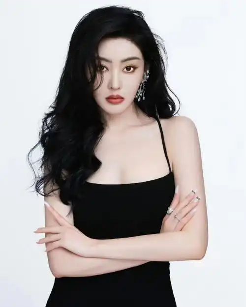 张天爱礼服证件照##张天爱背部线条#张天爱微博晒出华表奖出发图