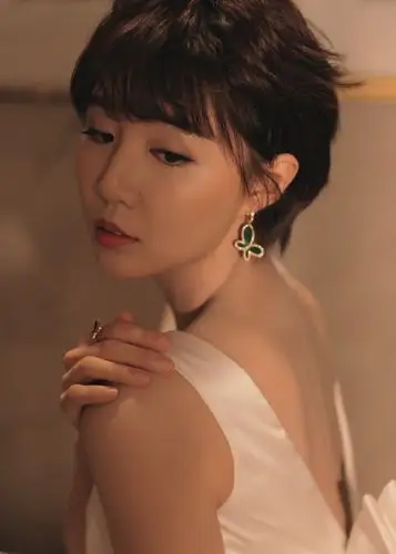 李欣燃出席金南狮盛典露背礼服吸睛凶案现场斩获大学生欢迎奖