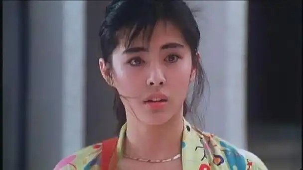 王祖贤因高眉骨而更具辨识度.展现出迷人的风采,无论是言语还是动作.