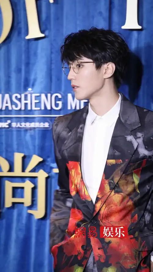 王俊凯金丝眼镜##小易在现场##栩栩华生时尚文化大赏