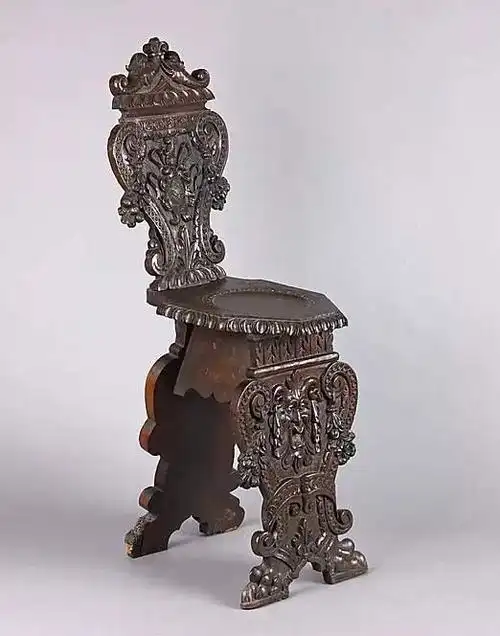 在文艺复兴早期,橱柜的轮廓和大致设计明显借鉴了古罗马的凯旋门和