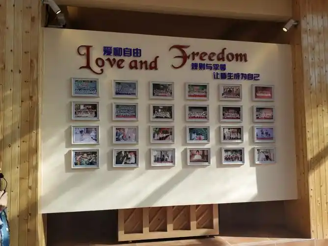 照片墙,展示了学生在学校各种美好瞬间.