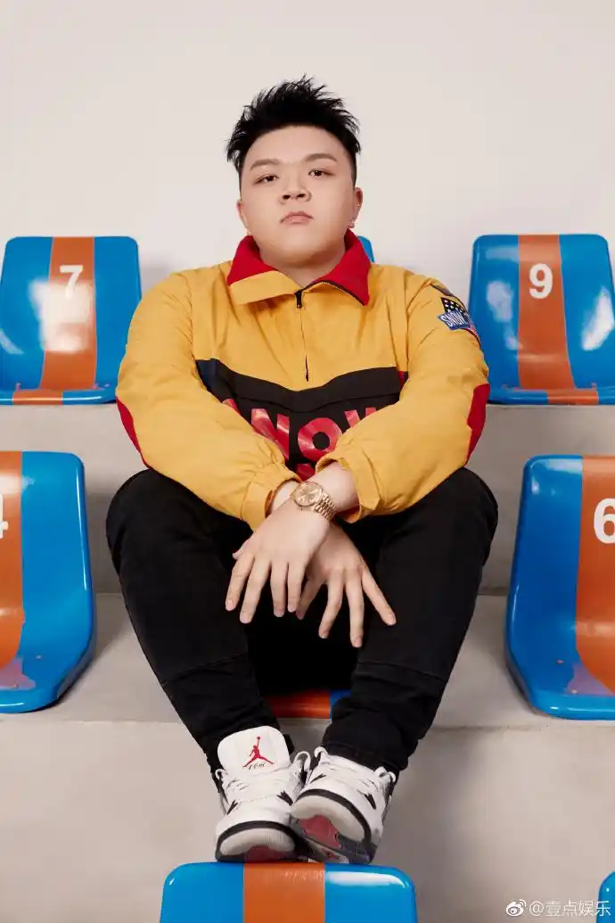 他是热爱音乐坚持创作的唱作歌手,是《青春有你》里可爱温暖的说唱