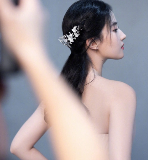 刘亦菲瘦了王冠造型少女感满满网友大呼动态比精修照还美