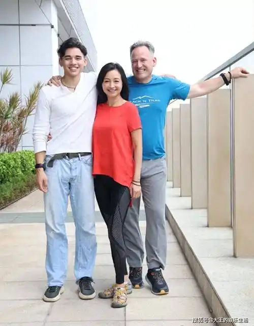 54岁李绮虹成功战胜抑郁症,正式复出拍戏,带混血儿子多次亮相