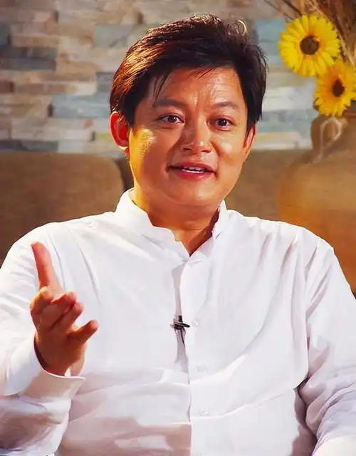 知名歌唱家莫华伦再婚,小30多岁娇妻秀丰满身材,穿超短裙险走光