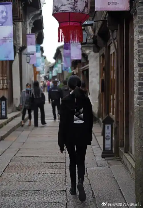 一名小天使匆匆走在街头的背影.