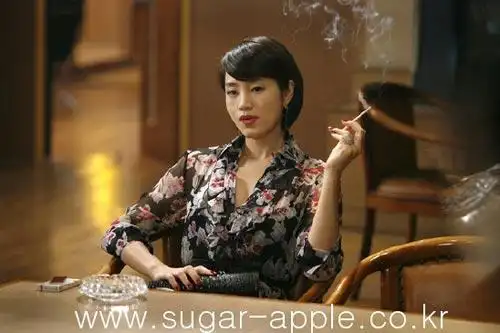 金惠秀在电影《老千》中的经典扮相