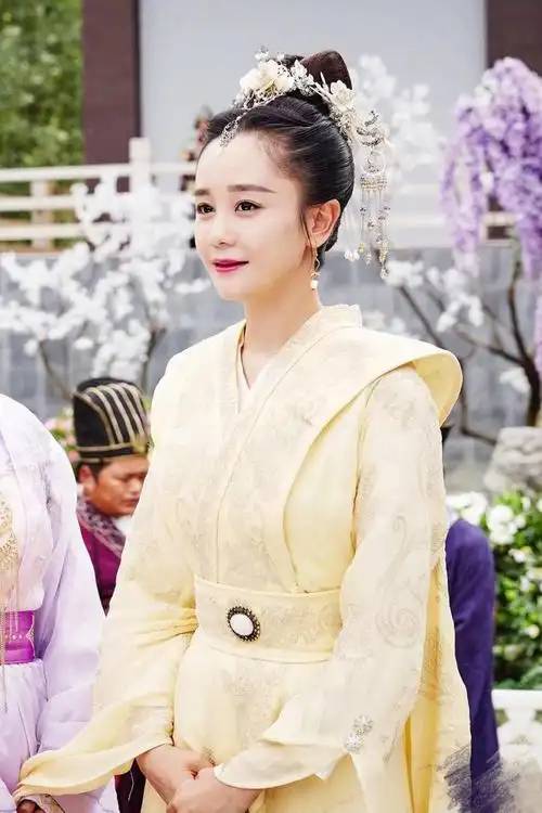 新还珠格格紫薇扮演者(新版紫薇格格现在完全就是逆袭)_可可情感网