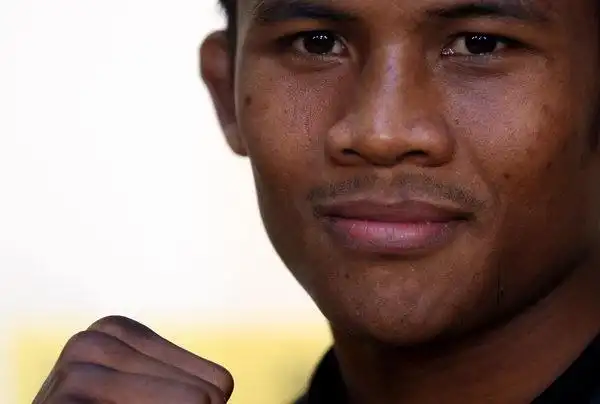 组图:泰拳王播求挑衅小狐狸 搜狐演播室秀腿法