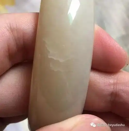 为什么和田玉几个月没戴今天突然发现里面好像有絮状物